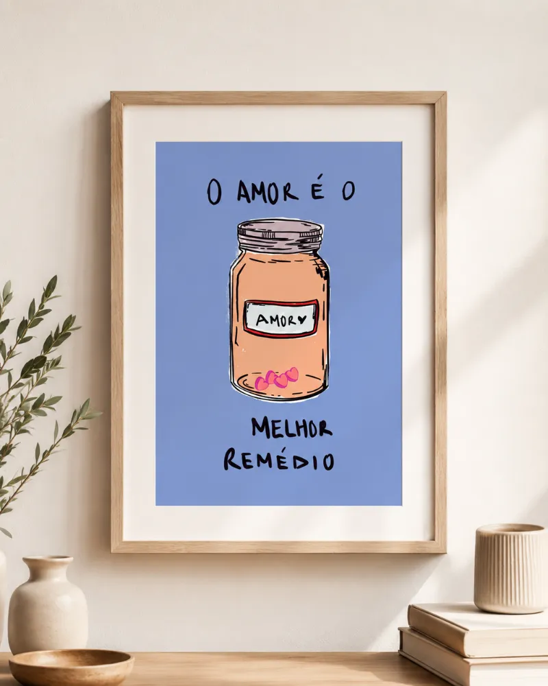 Ilustração de Pedro Rodrigues com um frasco de comprimidos e a frase «O amor é o melhor remédio», sobre fundo azul, apresentada numa moldura de madeira.