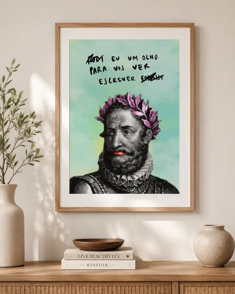 Ilustração de Pedro Rodrigues com um retrato de Camões a preto e branco, coroa de louros rosa e fundo verde, apresentada numa moldura de madeira.